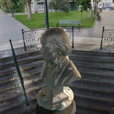 Fuente Agria. Parte superior de la columna con figura del doctor Limón