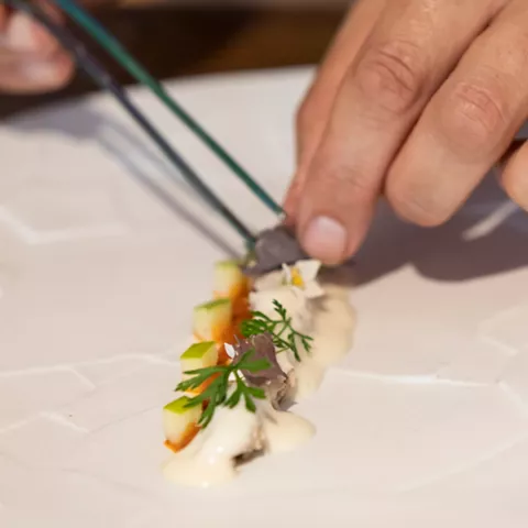 El chef José Antonio Medina cuidando el detalle