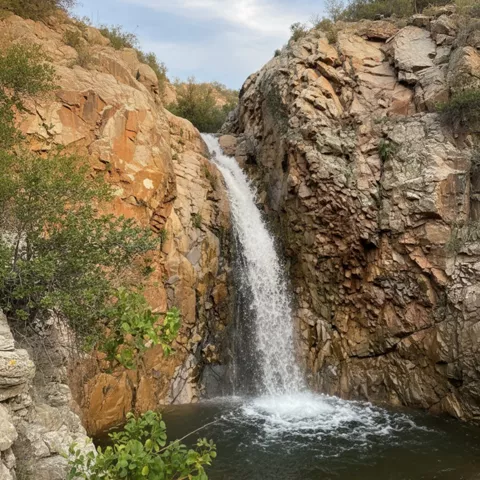 Cascada junto al arte rupestre en el Chorrero, Puertollano