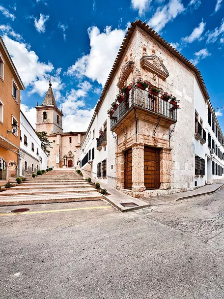 Perspectiva de la esquina de Alcañabate en La Roda
