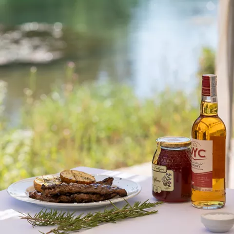 Plato de carne con patatas y romero