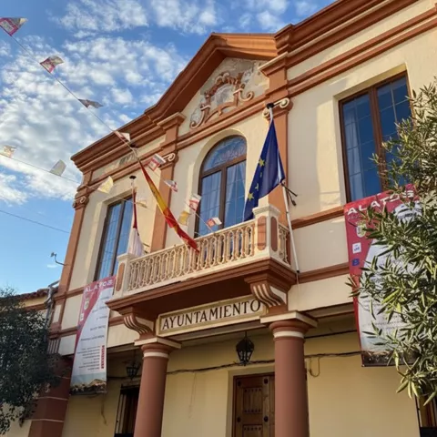 Fachada del ayuntamiento con balconada y banderas