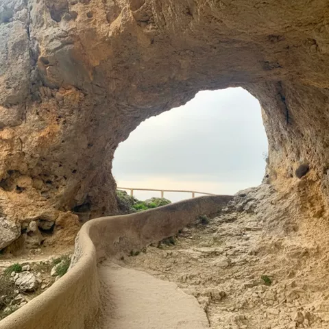 Cueva natural con abertura y sendero