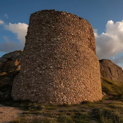 Torre circular iluminada por el sol