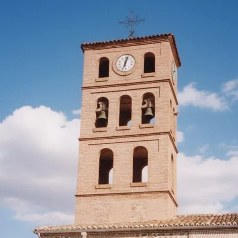 Detalle de torre campanario de ladrillo sobre la iglesia