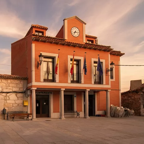 Plaza mayor con edificio municipal al atardecer