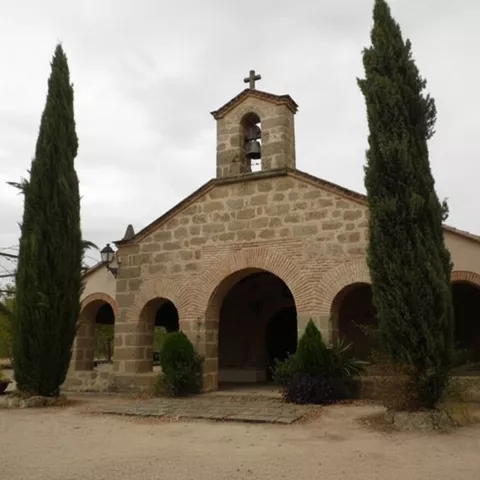 Ermita rural de piedra con pórtico de arcos