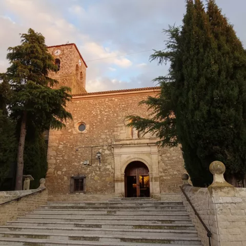 Entrada principal de iglesia histórica.
