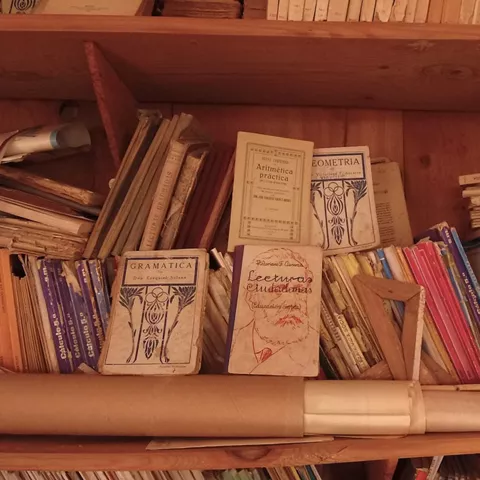 Interior con colección de libros antiguos y material escolar