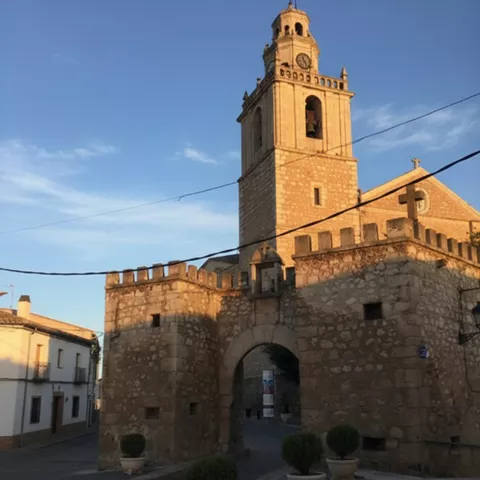 Torre campanario sobre puerta fortificada
