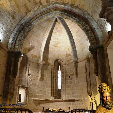 Interior románico con ábside abovedado