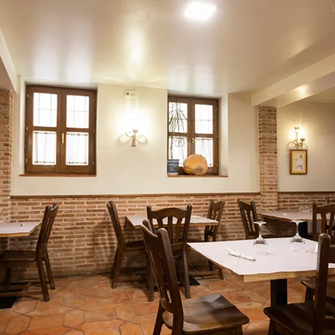 Comedor tradicional con mesas preparadas