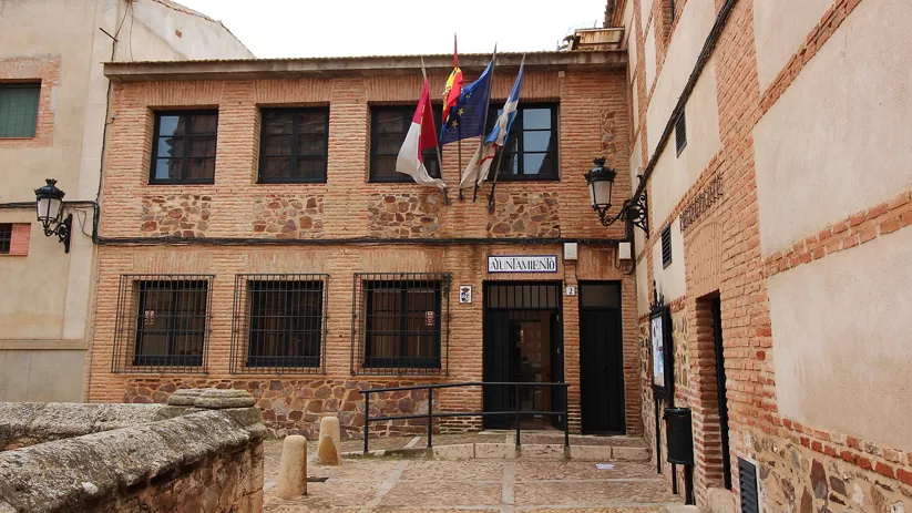 Fachada de edificio institucional de ladrillo