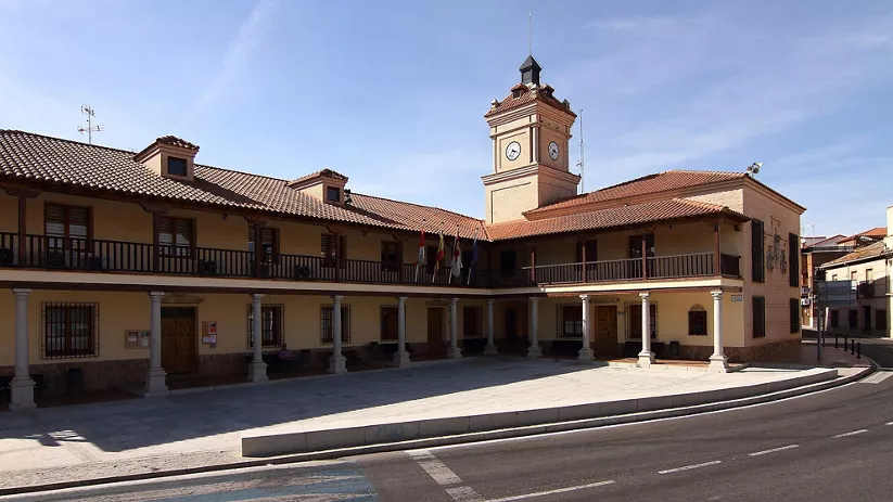 Edificio institucional con soportales y torre con reloj
