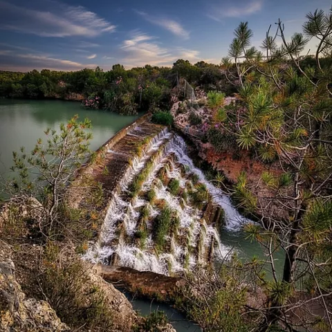 Cascada escalonada entre pinares