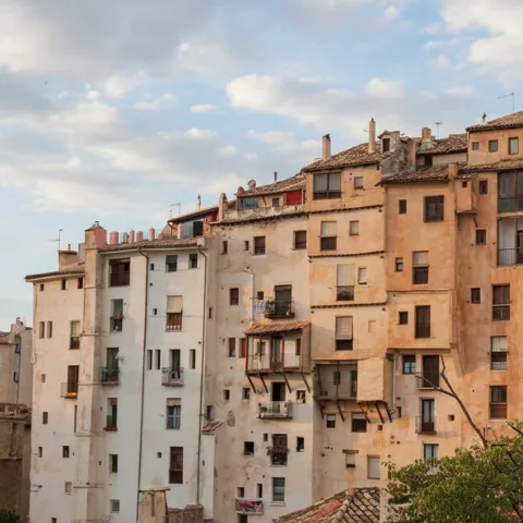 Fachadas con balcones de madera sobre la roca