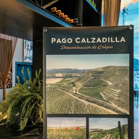 Interior de la bodega del vino de pago Calzadilla en Cuenca