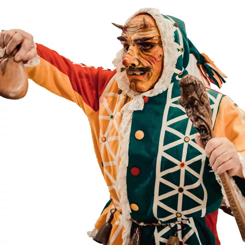 Personaje enmascarado con traje llamativo y castañuelas.