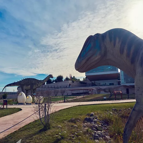 Parque temático con recreaciones prehistóricas.
