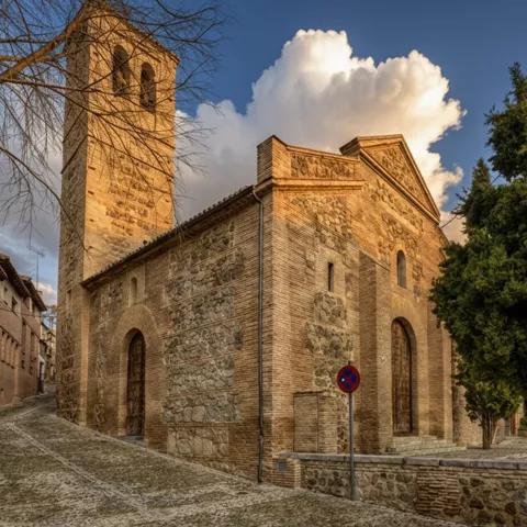 Iglesia de piedra iluminada por la luz del atardecer