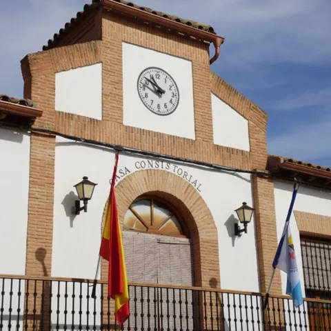 Detalle de reloj en fachada de edificio público