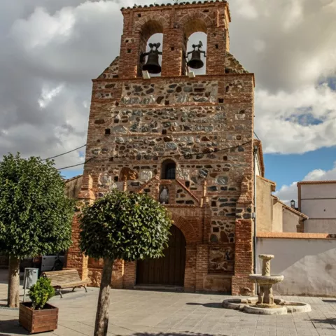 Fachada de iglesia con fuente y bancos