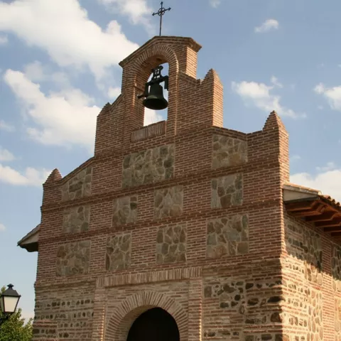 Ermita de ladrillo y piedra vista desde el lateral