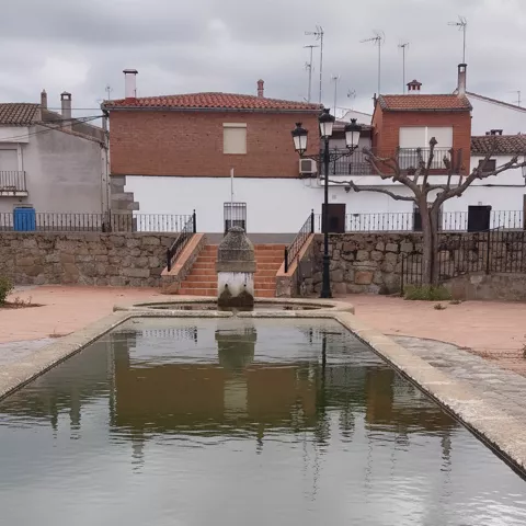 Plaza con pilón de agua y casas tradicionales