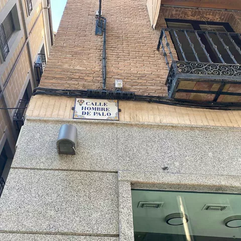Placa de calle histórica en fachada urbana