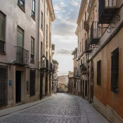 Calle adoquinada entre edificios antiguos