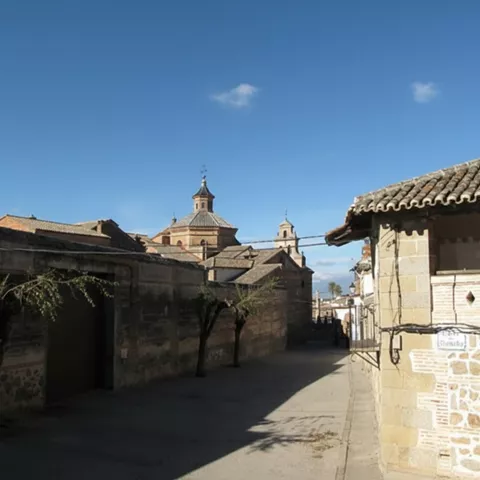 Calle estrecha con muros de piedra y tejados tradicionales