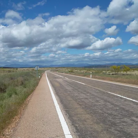 Carretera abierta en paisaje de llanura