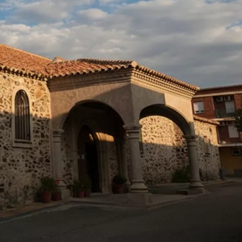 Iglesia de piedra iluminada por la luz del atardecer