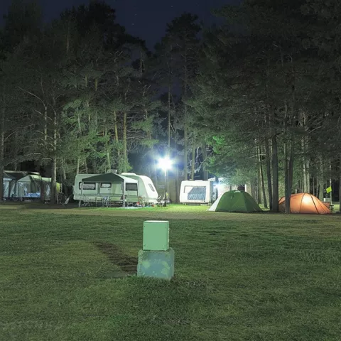 Camping iluminado en plena naturaleza.