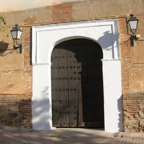 Portada encalada con puerta de madera