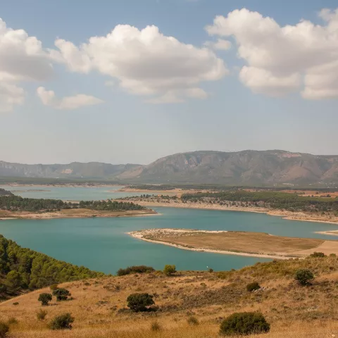 Panorámica del embalse rodeado de monte bajo.