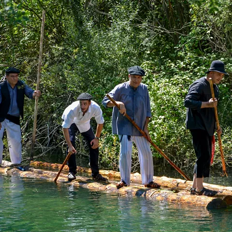 Navegación tradicional sobre troncos flotantes.