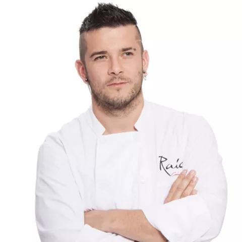 Retrato de cocinero con chaqueta blanca sobre fondo liso