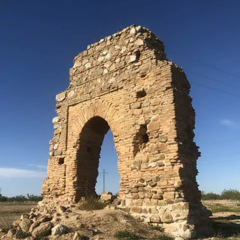 Restos de arco de piedra en entorno rural