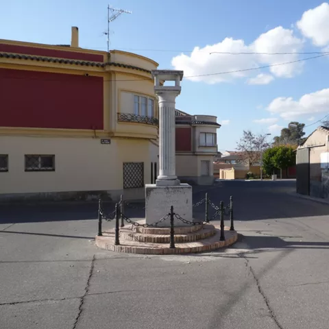 Columna de piedra en una plaza urbana