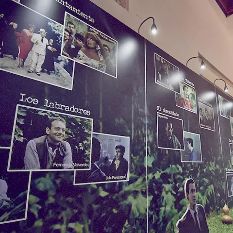 Paneles de exposición con fotografías y textos en una sala interior.