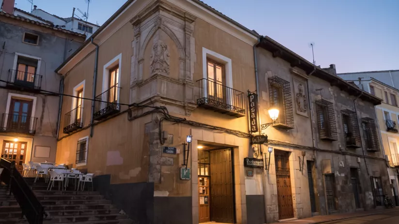 Edificio tradicional iluminado en plaza al anochecer