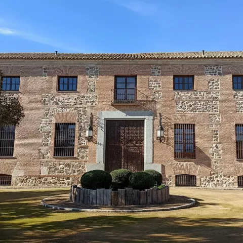 Fachada lateral de iglesia con torre y portada protegida