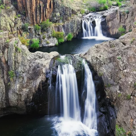 Saltos de agua entre formaciones verticales.