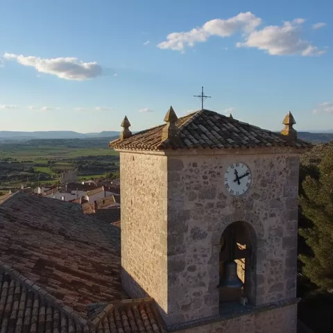 Torre de piedra con campana y vistas abiertas.