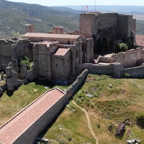 Castillo de piedra con murallas y torreones