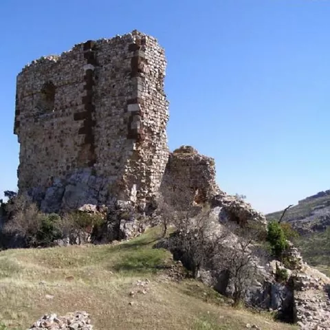 Torre de piedra en ruinas sobre cerro