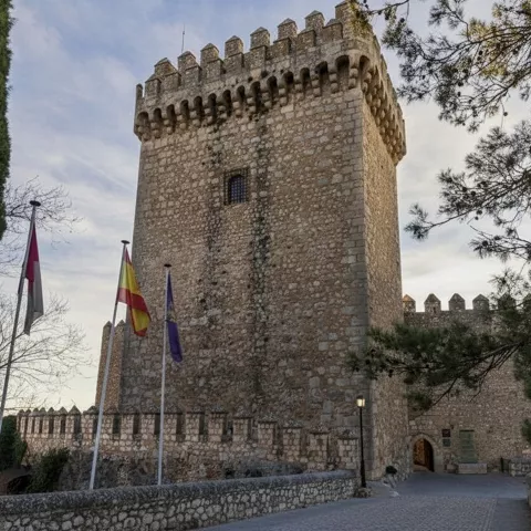 Torre de piedra junto a banderas