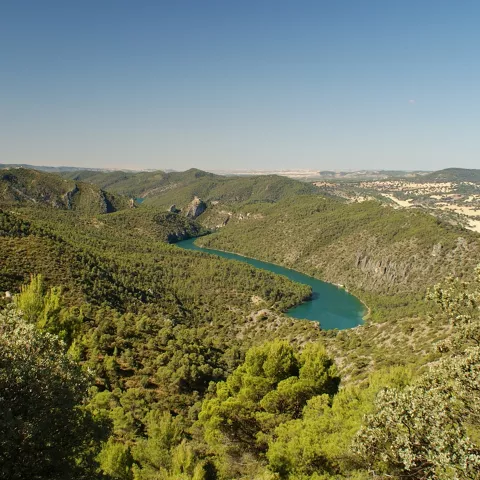 Vista aérea de castillo y embalse