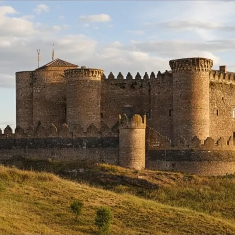 Vista lateral de fortaleza con murallas